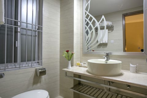 Junior Suite Room | Bathroom | Rainfall showerhead, free toiletries, hair dryer, bathrobes