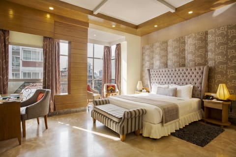 Junior Suite Room | Premium bedding, minibar, in-room safe, individually decorated