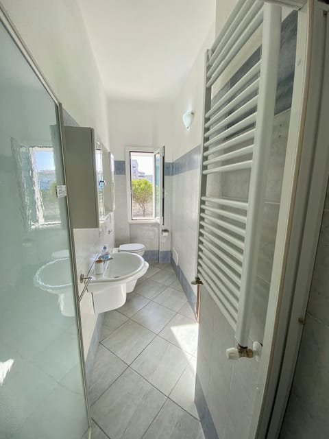 Deluxe Double or Twin Room | Bathroom | Shower, rainfall showerhead, hair dryer, bidet