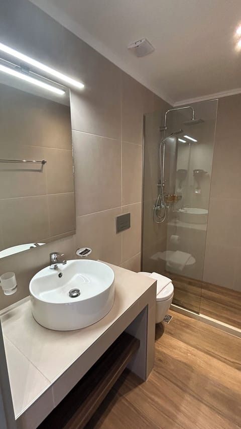 Comfort Double Room | City View | Bathroom | Shower, free toiletries, hair dryer, bathrobes