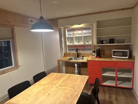 Executive Suite | Private kitchen | Mini-fridge, microwave, coffee/tea maker