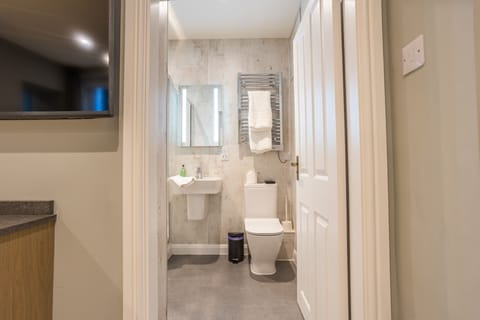 Superior Double or Twin Room | Bathroom | Shower, free toiletries, hair dryer, towels