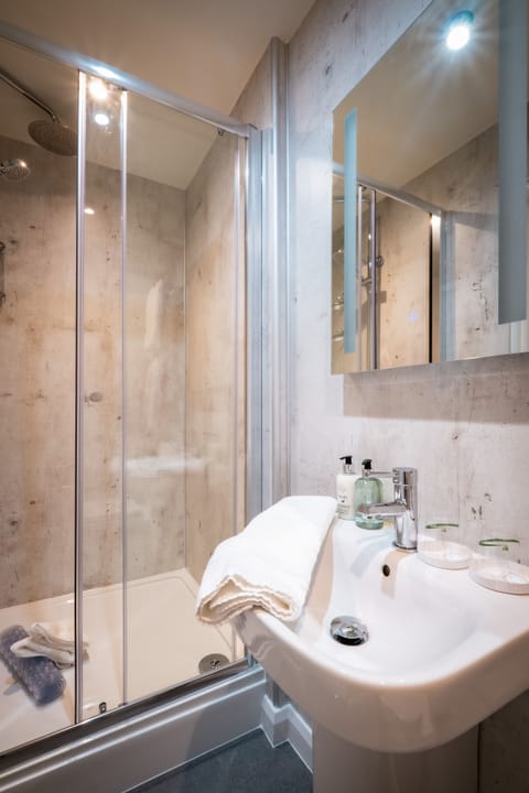 Standard Double or Twin Room | Bathroom | Shower, free toiletries, hair dryer, towels