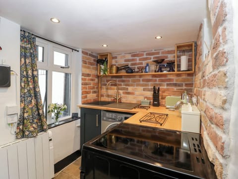 Cottage | Private kitchen | Fridge, electric kettle, toaster, cookware/dishes/utensils