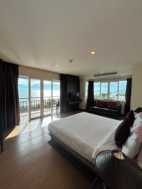 Heritage Front Beach Suite | In-room safe, desk, free WiFi, bed sheets