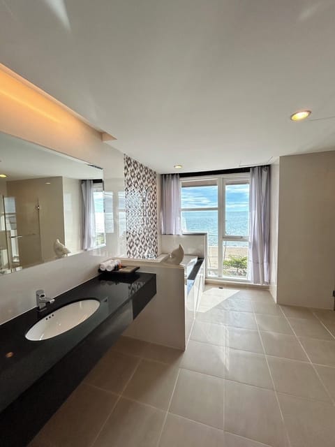 Heritage Front Beach Suite | Bathroom | Free toiletries, hair dryer, towels