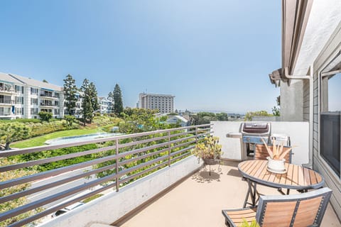 Now available any time of the year as an affordable and convenient 30+ night vacation accommodation. Furnished to host guests wishing to enjoy the best of Newport Beach's coastal activities.
                