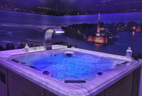 Indoor spa tub