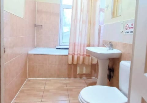 Standard Triple Room | Bathroom | Towels