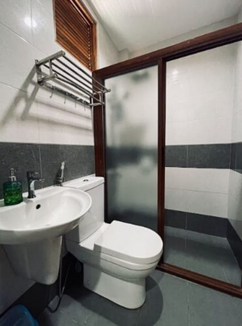 Triple Room | Bathroom | Shower, rainfall showerhead, free toiletries, slippers