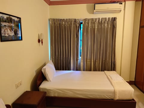 Deluxe Room | Laptop workspace, soundproofing, free WiFi, bed sheets