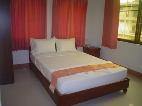 Standard Double Room | Laptop workspace, soundproofing, free WiFi, bed sheets