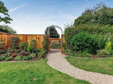 Setting | Daffodil - The Secret Garden, Llagadfan, Welshpool