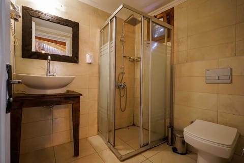 Signature Room | Bathroom | Shower, rainfall showerhead, free toiletries, hair dryer