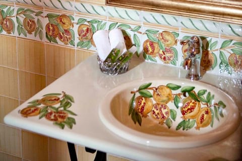 Classic Room | Bathroom sink