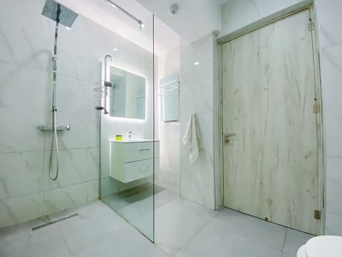 Luxury Studio | Bathroom