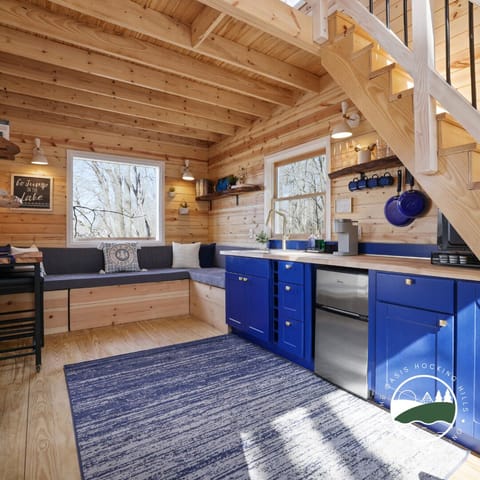 Use 1 of the primary space is seating beside your eat-in kitchen.