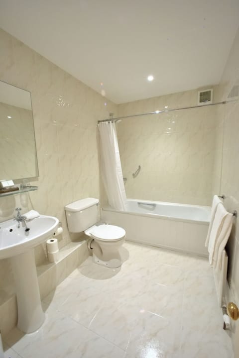 Double or Twin Room | Bathroom | Combined shower/tub, free toiletries, hair dryer, towels
