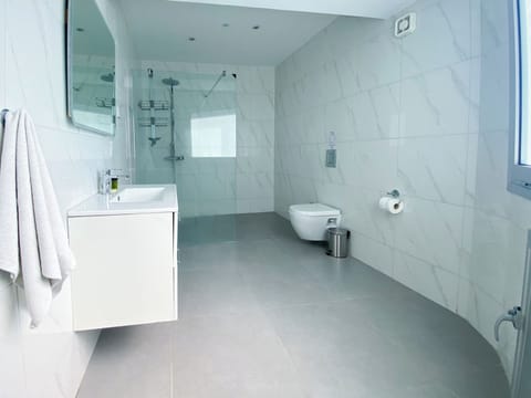 Luxury Studio | Bathroom
