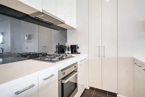 Deluxe Apartment | Private kitchen | Fridge, microwave, oven, stovetop