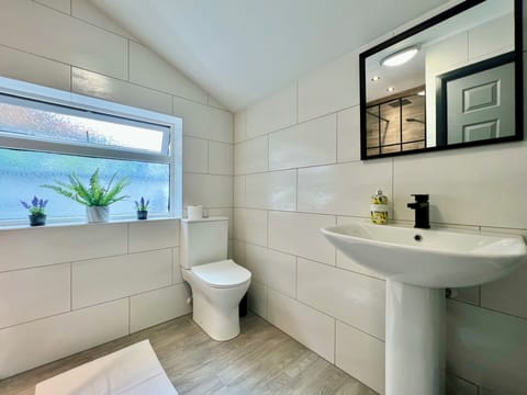 Family Townhome | Bathroom