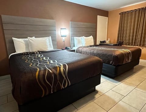 Queen Room With Two Queen Beds- Non Smoking image 2