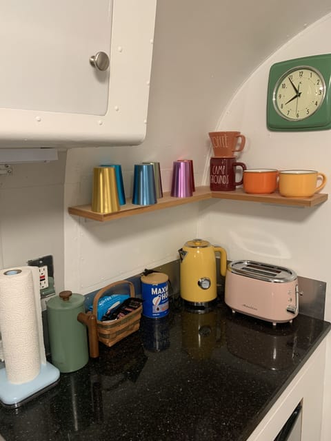 Coffee maker, electric water kettle, toaster, smoothie blender