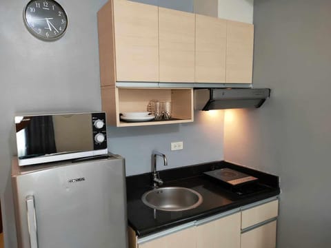 Superior Studio Suite, 1 Queen Bed | Private kitchen | Fridge, microwave, stovetop, electric kettle