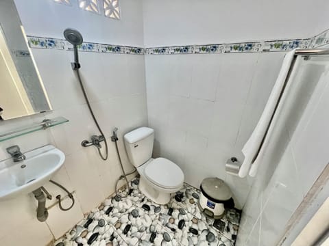 City Double Room | Bathroom | Free toiletries, hair dryer, slippers