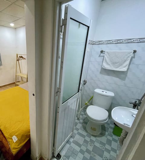 City Double Room | Bathroom | Free toiletries, hair dryer, slippers