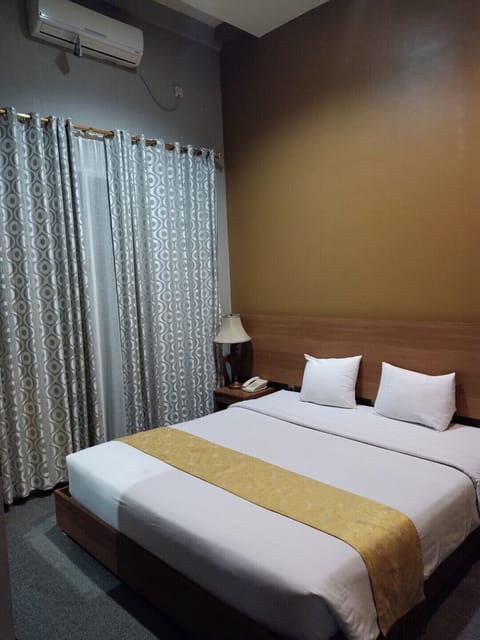 Superior Room, 1 King Bed | Soundproofing, free WiFi