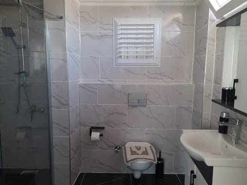Comfort Quadruple Room | Bathroom | Shower, rainfall showerhead, hair dryer, towels