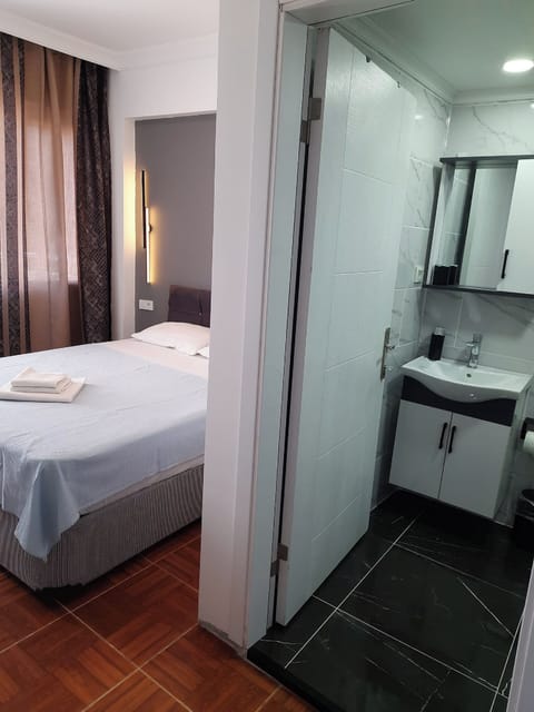Comfort Double Room, 1 Double Bed | Bathroom | Shower, rainfall showerhead, hair dryer, towels