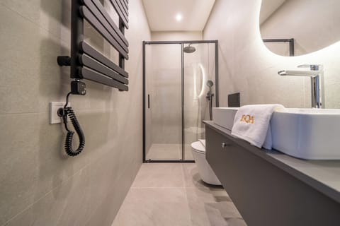 Deluxe Room | Bathroom | Rainfall showerhead, hair dryer, towels, toilet paper