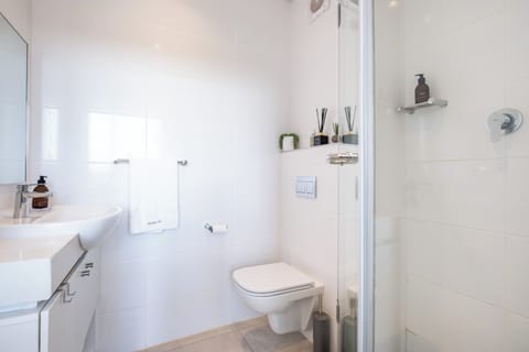 Comfort Apartment | Bathroom | Shower, hair dryer, towels