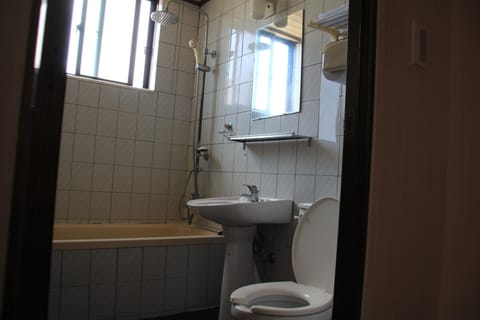 Combined shower/tub, deep soaking tub, free toiletries, hair dryer