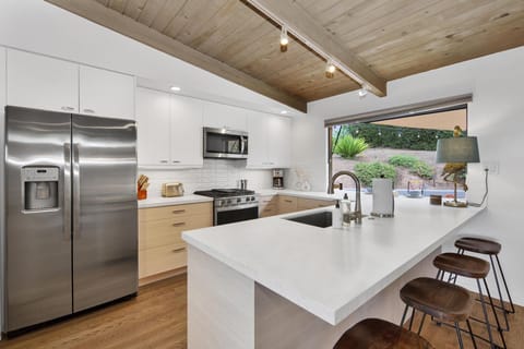 Fully-equipped kitchen with bar stool seating for 4.