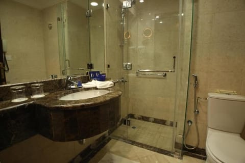 Combined shower/tub, hair dryer, bathrobes, towels