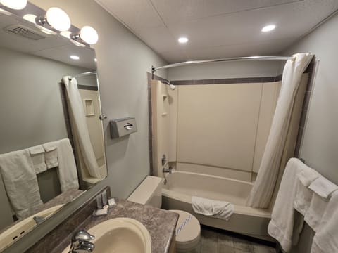 Comfort Double Room | Bathroom | Combined shower/tub, hair dryer, towels