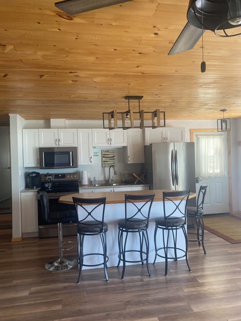 Seating for 5 at island