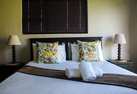 Executive Villa | Premium bedding, in-room safe, desk, laptop workspace