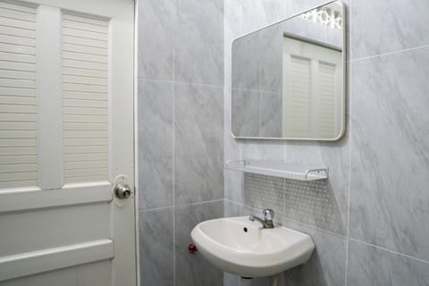 Standard Twin Room | Bathroom | Free toiletries, slippers, bidet, towels