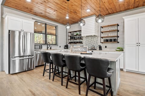 Elegant, functional, and ready to host your family dinners or a quick snack.