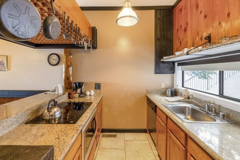 Basic Room | Private kitchen | Full-size fridge, microwave, oven, stovetop