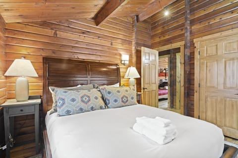 Family Cabin | Premium bedding, soundproofing, iron/ironing board, free WiFi