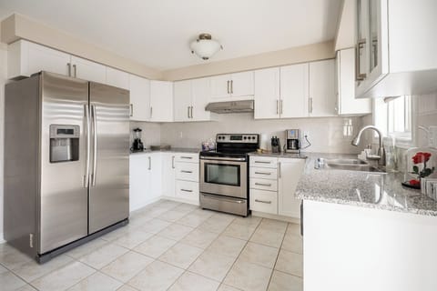 Elite House, 3 Bedrooms | Private kitchen | Full-size fridge, microwave, oven, stovetop
