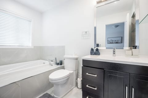 Elite House, 3 Bedrooms | Bathroom | Separate tub and shower, free toiletries, hair dryer, towels
