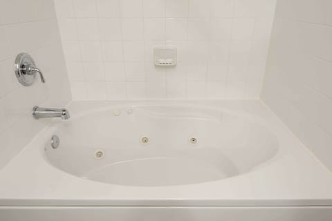 Combined shower/tub, designer toiletries, hair dryer, towels