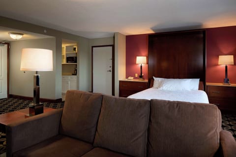 Junior Suite, 1 Queen Bed, Non Smoking | Desk, iron/ironing board, free cribs/infant beds, rollaway beds