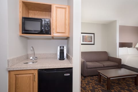 Suite, Multiple Beds | Desk, iron/ironing board, free cribs/infant beds, rollaway beds